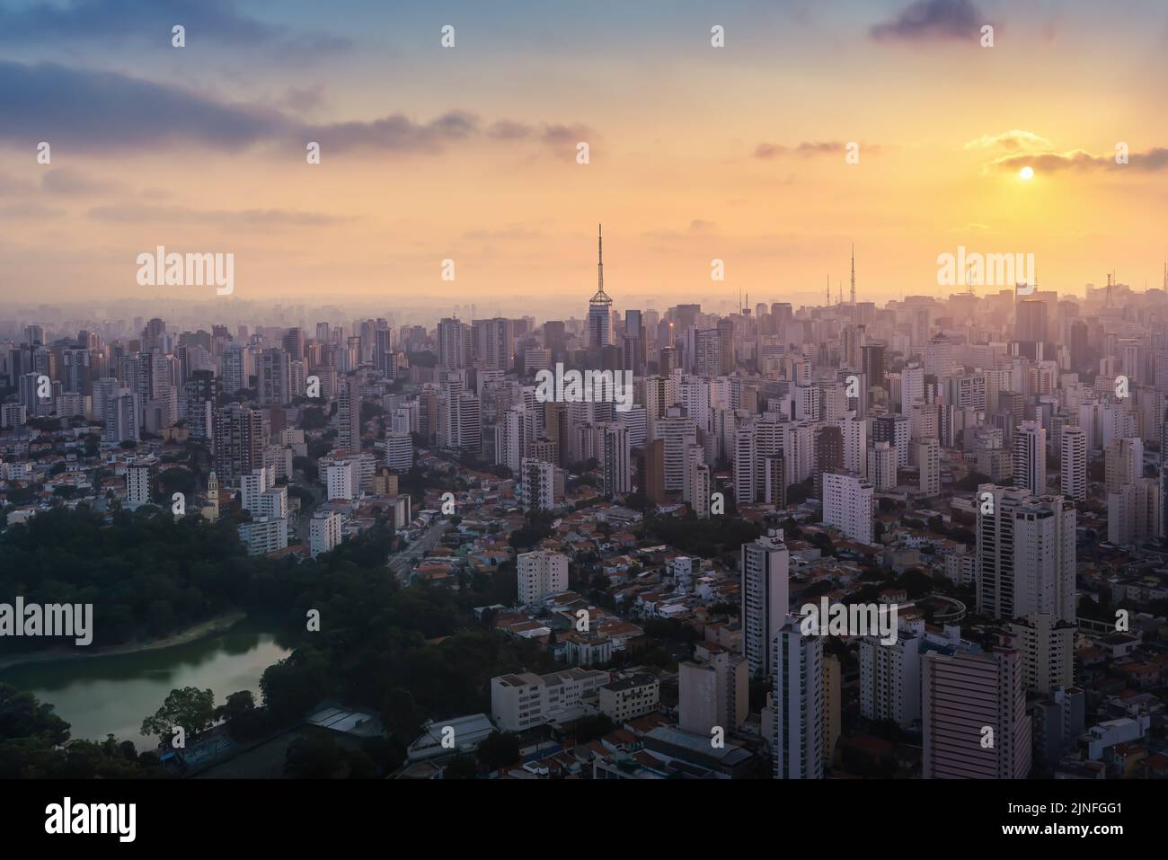 Luftaufnahme der Skyline von Sao Paulo mit dem Aclimacao Viertel und dem Aclimacao Park bei Sonnenuntergang - Sao Paulo, Brasilien Stockfoto