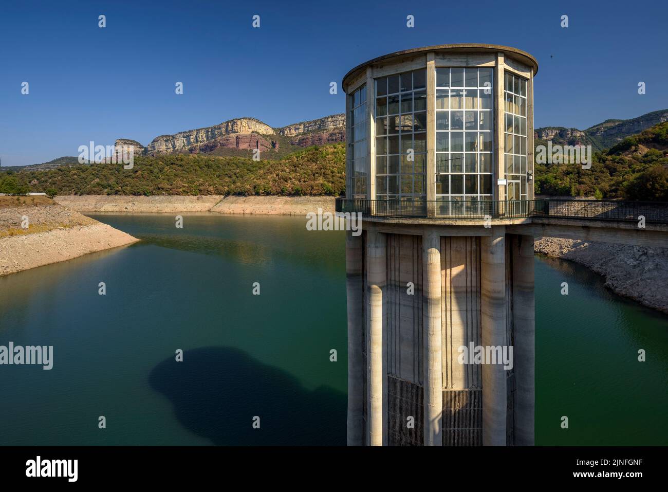 Staudamm des Stausees Sau am Fluss Ter, während der Sommertrockenheit von 2022 (Osona, Barcelona, Katalonien, Spanien) ESP: Represa del embalse de Sau Stockfoto