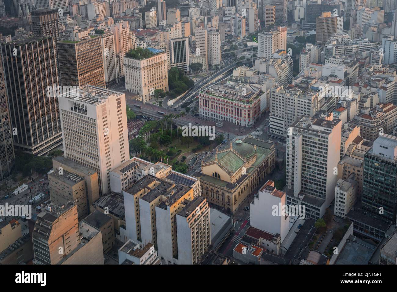 Luftaufnahme des historischen Stadtzentrums von Sao Paulo mit Vale do Anhangabau, Viaduto do Cha und Stadttheater - Sao Paulo, Brasilien Stockfoto