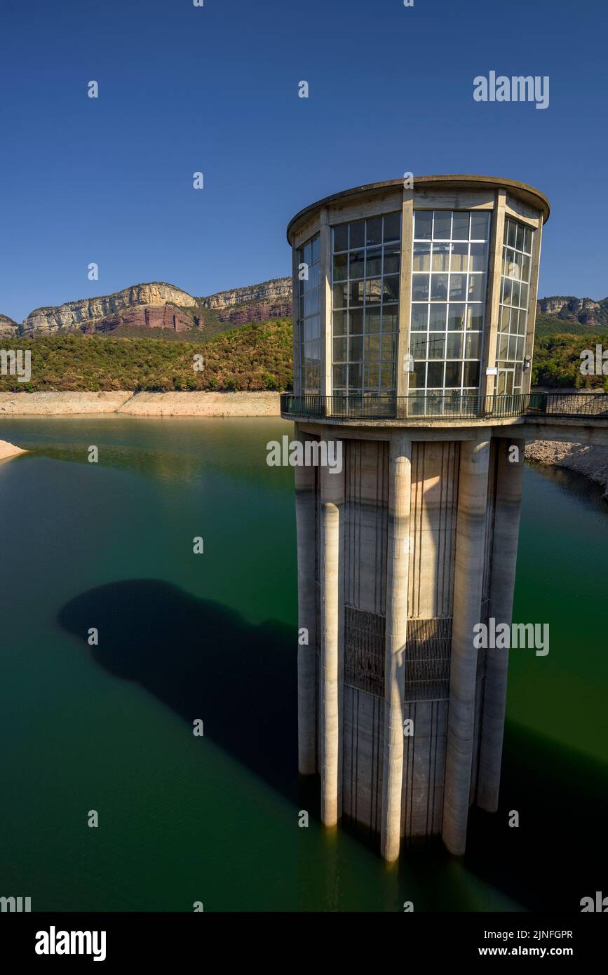 Staudamm des Stausees Sau am Fluss Ter, während der Sommertrockenheit von 2022 (Osona, Barcelona, Katalonien, Spanien) ESP: Represa del embalse de Sau Stockfoto