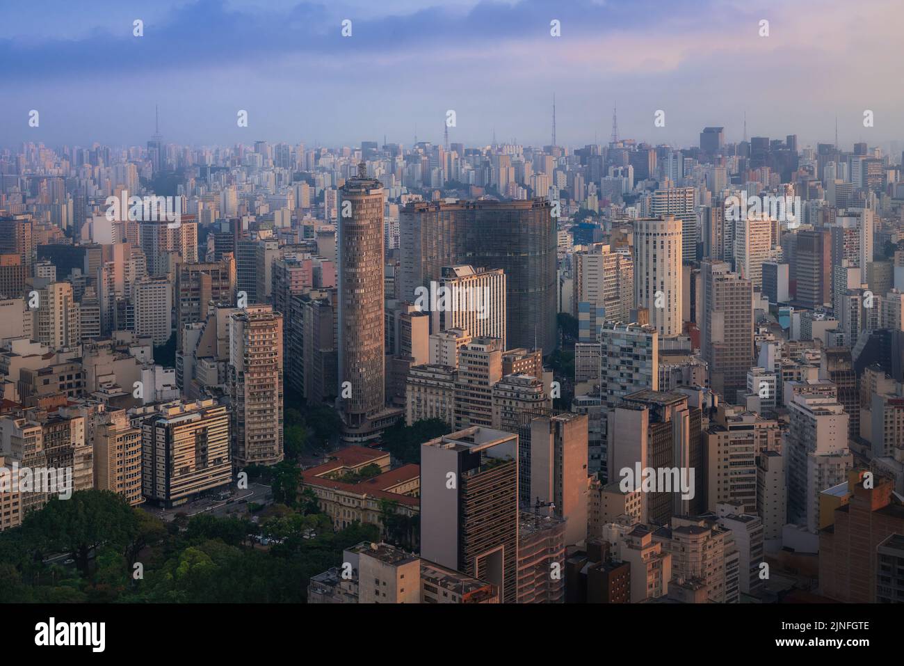 Luftaufnahme der Skyline von Sao Paulo mit den Gebäuden von Italia und Copan - Sao Paulo, Brasilien Stockfoto