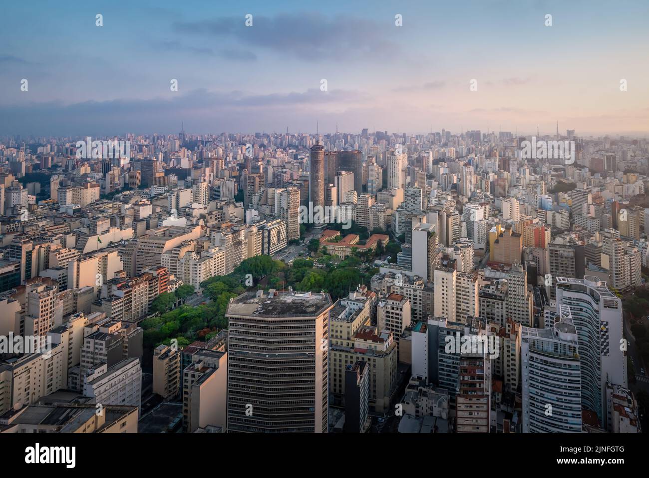 Luftaufnahme der Skyline von Sao Paulo mit den Gebäuden von Italia und Copan - Sao Paulo, Brasilien Stockfoto