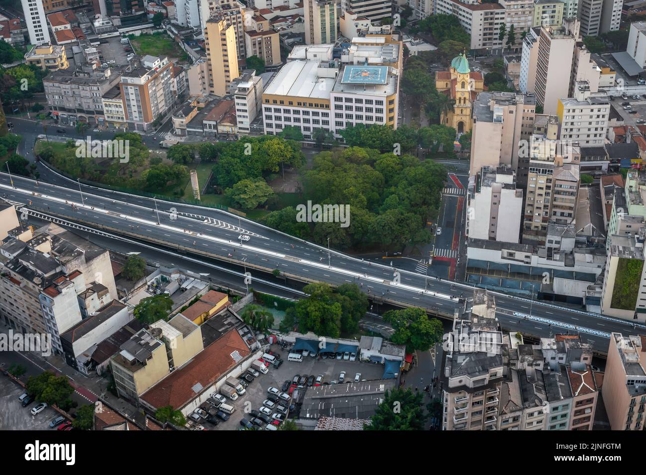 Luftaufnahme Joao Goulart Elevated Highway (Minhocao) und Santa Cecilia Parish - Sao Paulo, Brasilien Stockfoto