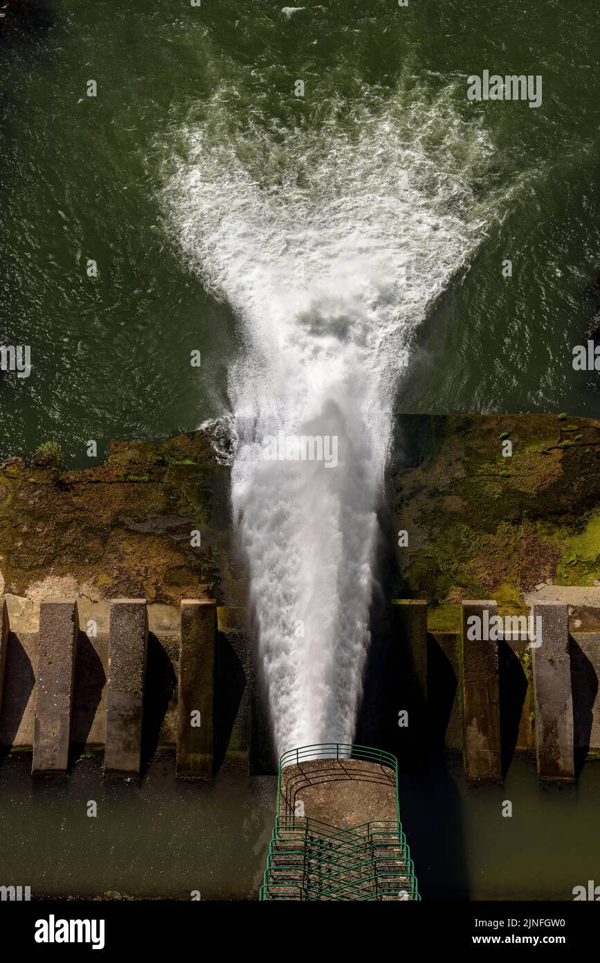 Staudamm des Stausees Sau am Fluss Ter, während der Sommertrockenheit von 2022 (Osona, Barcelona, Katalonien, Spanien) ESP: Represa del embalse de Sau Stockfoto