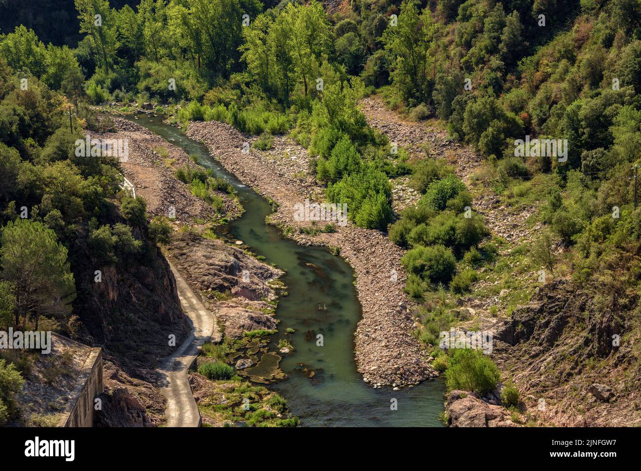 Staudamm des Stausees Sau am Fluss Ter, während der Sommertrockenheit von 2022 (Osona, Barcelona, Katalonien, Spanien) ESP: Represa del embalse de Sau Stockfoto