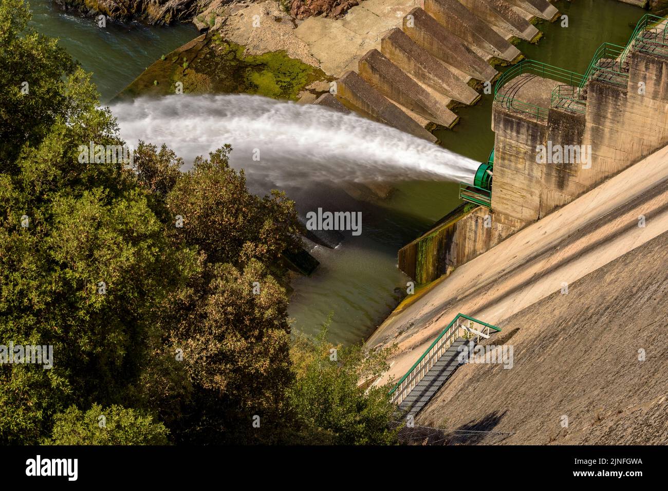 Staudamm des Stausees Sau am Fluss Ter, während der Sommertrockenheit von 2022 (Osona, Barcelona, Katalonien, Spanien) ESP: Represa del embalse de Sau Stockfoto