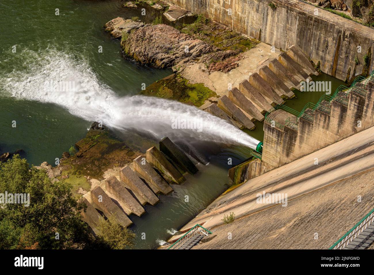 Staudamm des Stausees Sau am Fluss Ter, während der Sommertrockenheit von 2022 (Osona, Barcelona, Katalonien, Spanien) ESP: Represa del embalse de Sau Stockfoto
