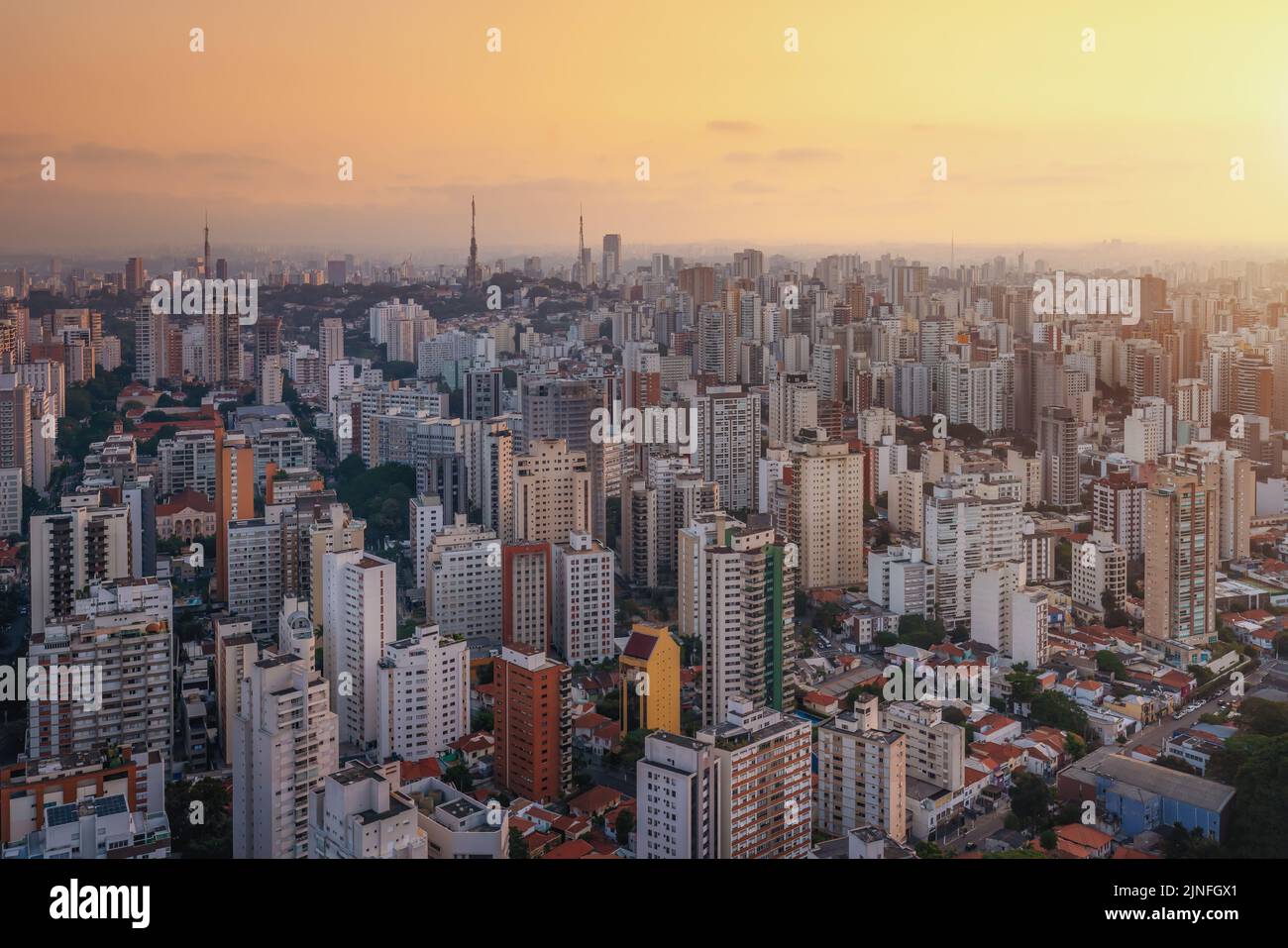 Luftaufnahme von Perdizes Nachbarschaft bei Sonnenuntergang - Sao Paulo, Brasilien Stockfoto