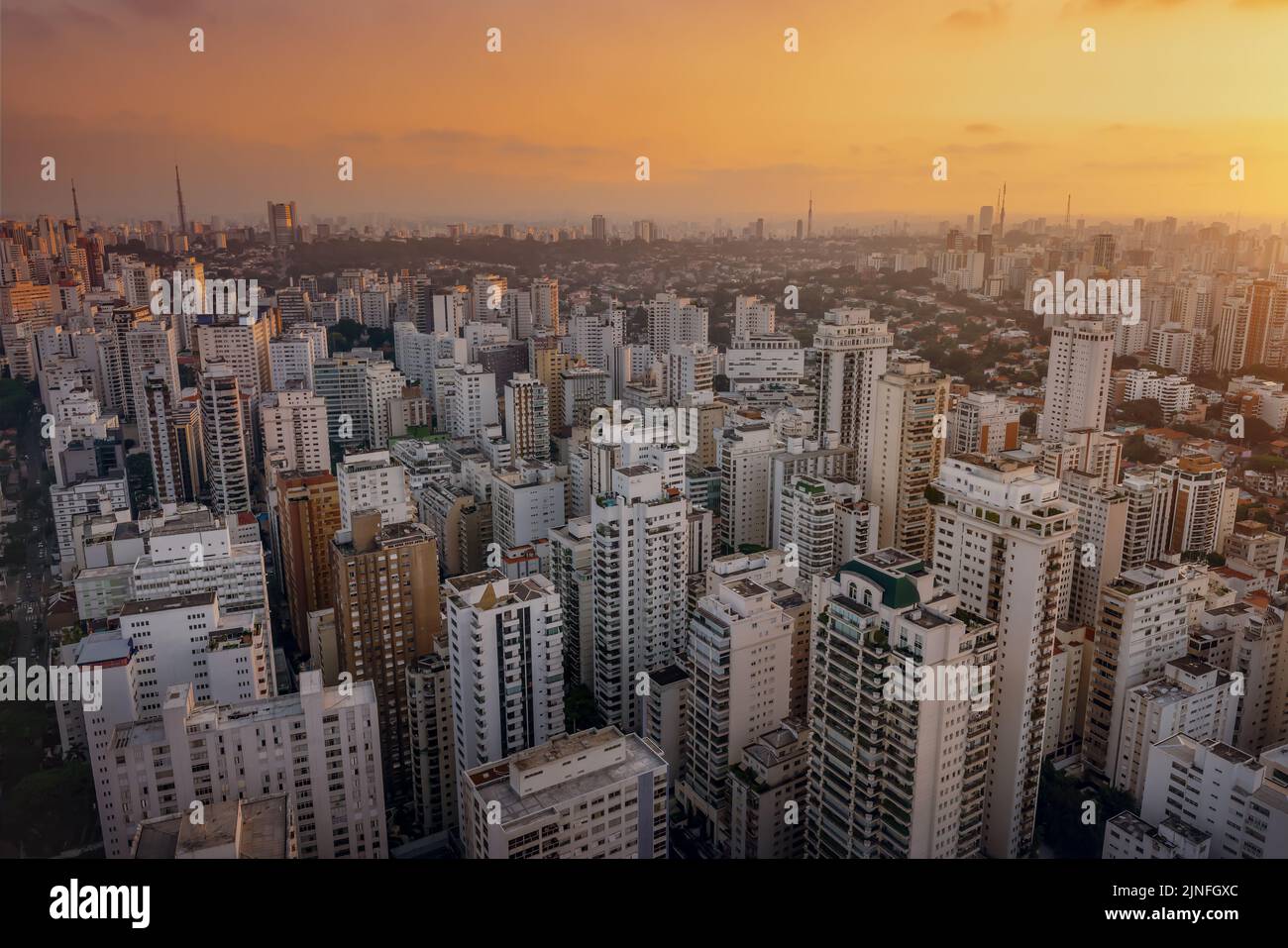 Luftaufnahme des Viertels Santa Cecilia bei Sonnenuntergang - Sao Paulo, Brasilien Stockfoto