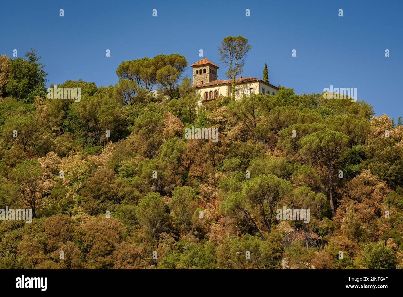 Staudamm des Stausees Sau am Fluss Ter, während der Sommertrockenheit von 2022 (Osona, Barcelona, Katalonien, Spanien) ESP: Represa del embalse de Sau Stockfoto