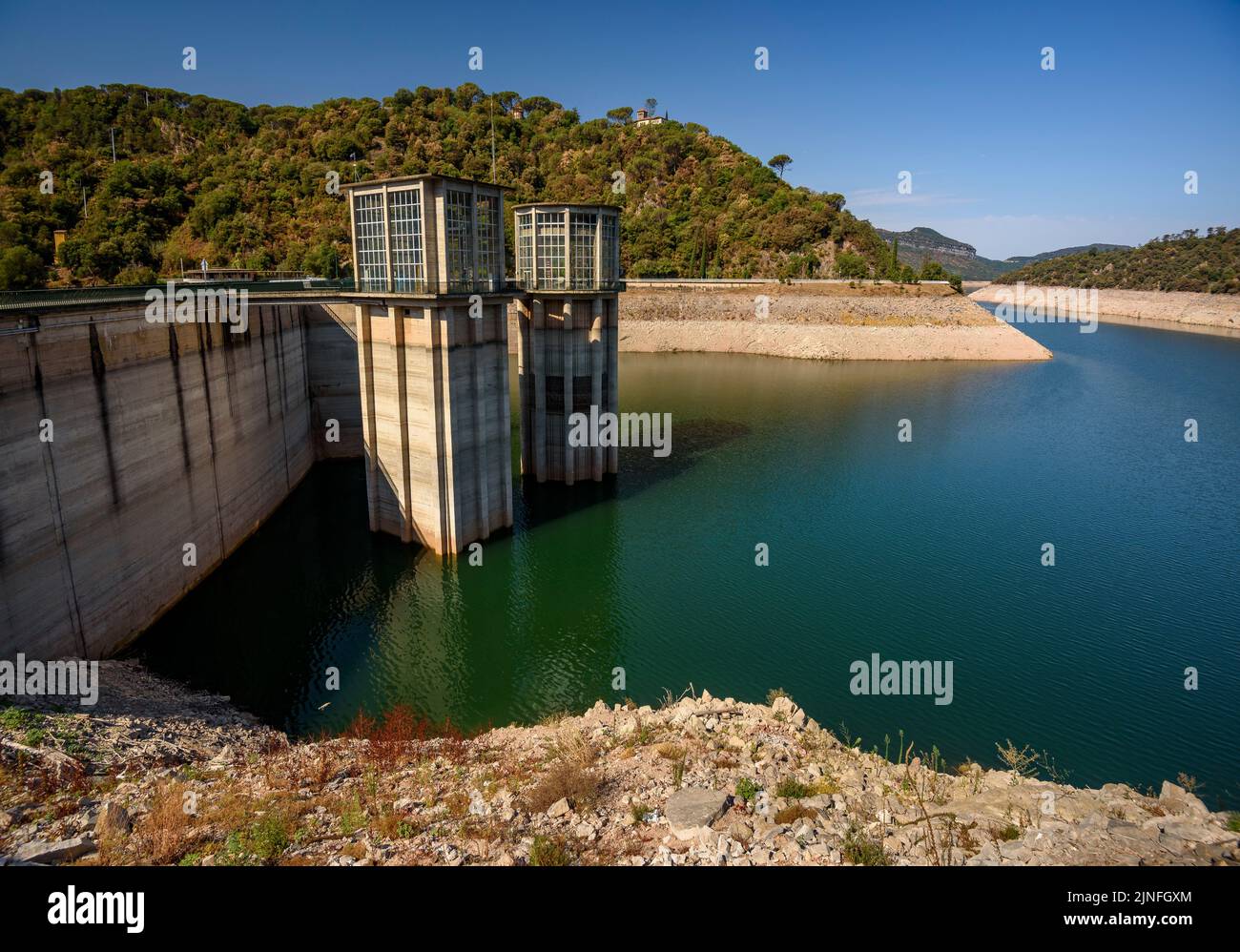 Staudamm des Stausees Sau am Fluss Ter, während der Sommertrockenheit von 2022 (Osona, Barcelona, Katalonien, Spanien) ESP: Represa del embalse de Sau Stockfoto