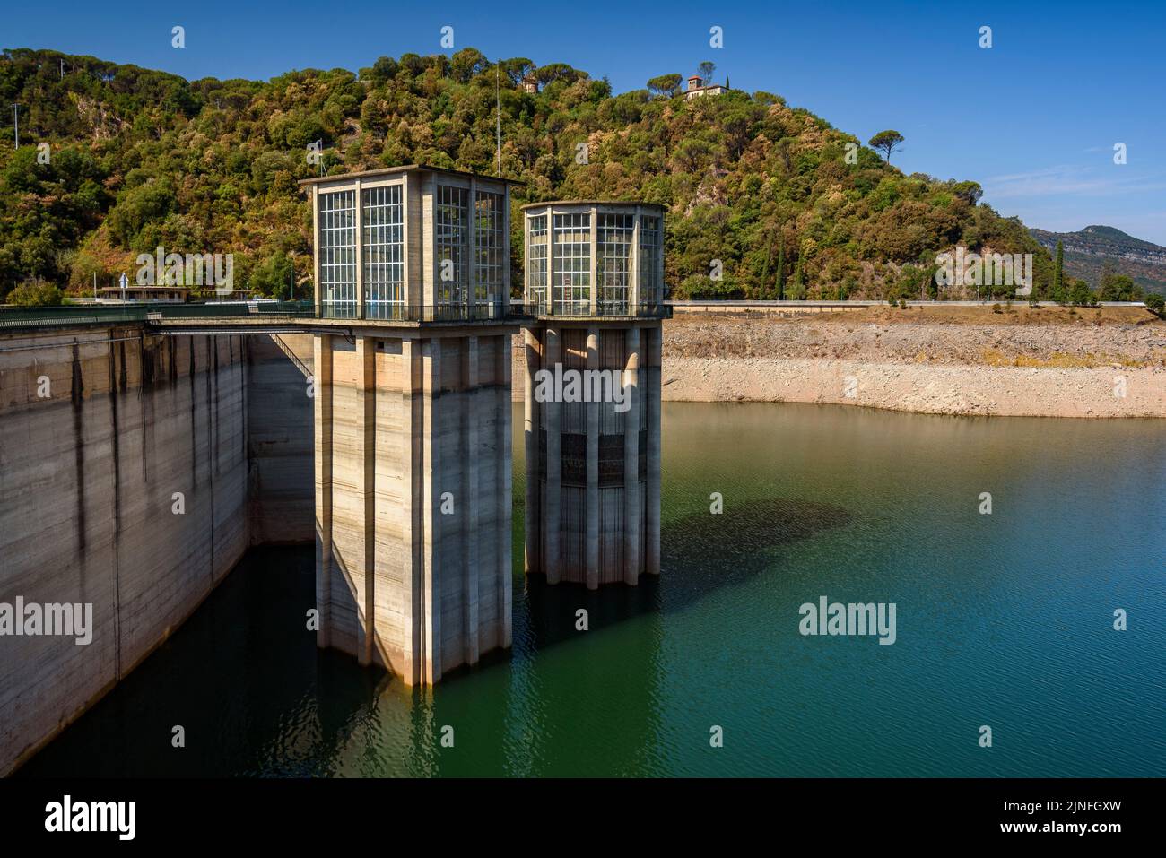 Staudamm des Stausees Sau am Fluss Ter, während der Sommertrockenheit von 2022 (Osona, Barcelona, Katalonien, Spanien) ESP: Represa del embalse de Sau Stockfoto