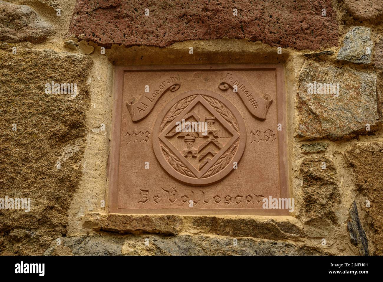 Detail eines Portals auf dem Stadtplatz von Osor, in Les Guilleries Mountains (La Selva, Gerona, Katalonien, Spanien) ESP: Alle de un Portal en Osor Stockfoto