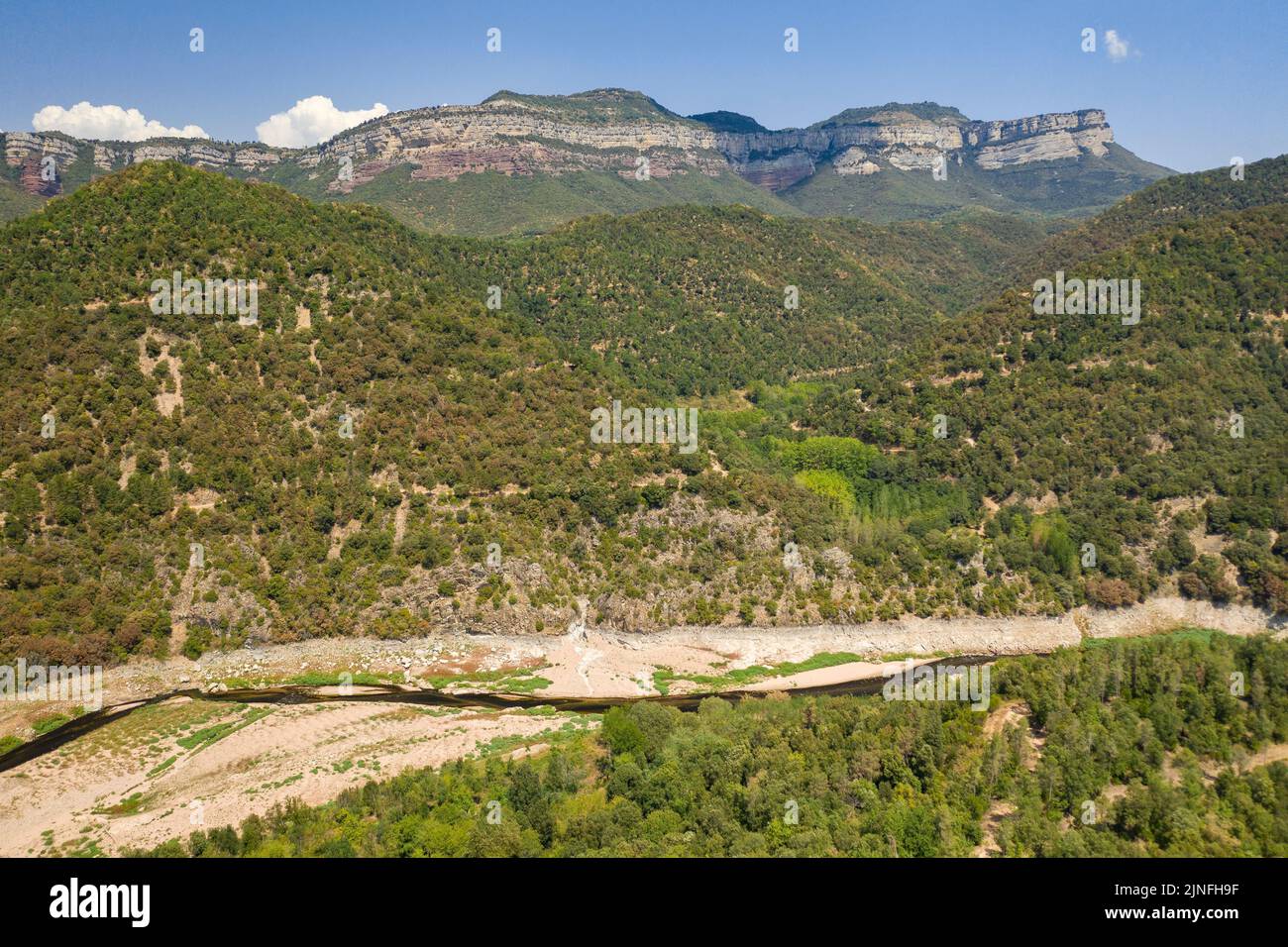 Trockenschwanzmäander des Susqueda-Stausees während der Sommertrockenheit von 2022 (La Selva, Girona, Katalonien, Spanien) ESP: Meandro del embalse de Susqueda Stockfoto