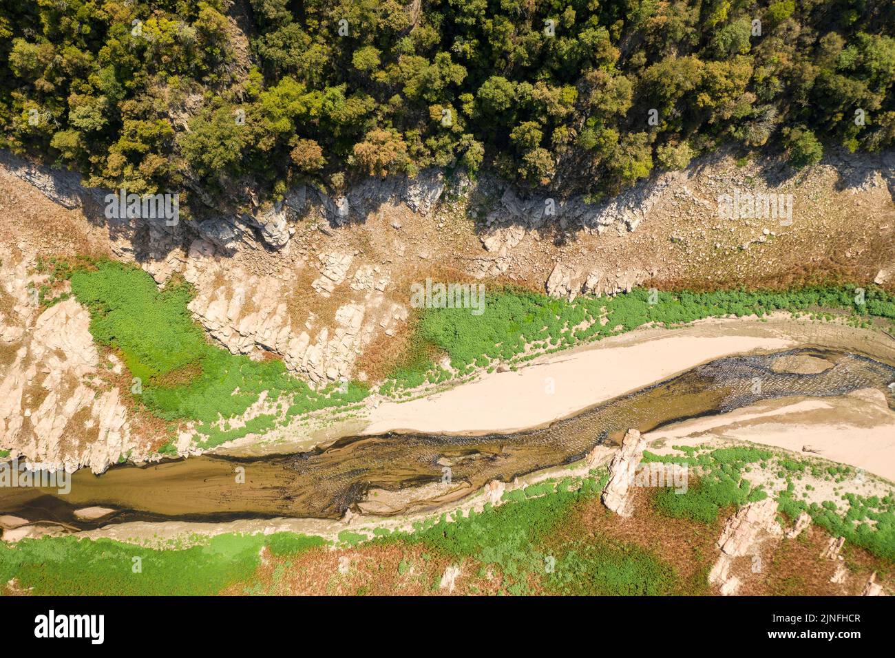 Trockenschwanzmäander des Susqueda-Stausees während der Sommertrockenheit von 2022 (La Selva, Girona, Katalonien, Spanien) ESP: Meandro del embalse de Susqueda Stockfoto