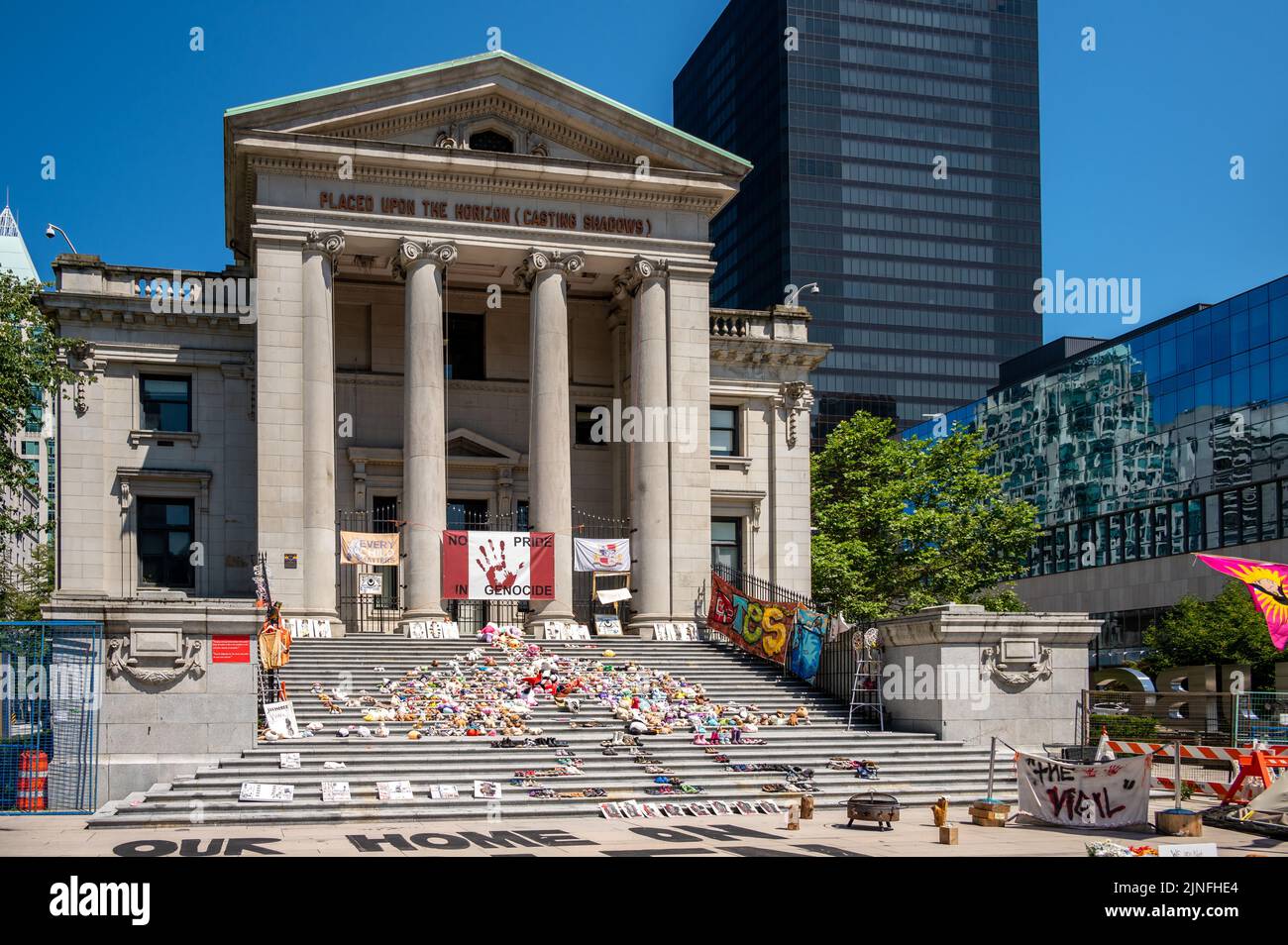 Vancouver, British Columbia - 23. Juli 2022: Symbole in der Vancouver Art Gallery zum Gedenken an die Kinder, die an einer Wohnschule starben. Stockfoto