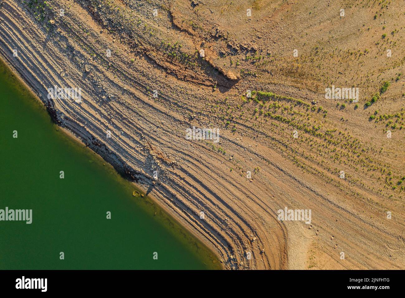 Luftaufnahme des Glockenturms von Sant Romà de Sau und des Sau-Stausees während der Sommertrockenheit von 2022 (Osona, Barcelona, Katalonien, Spanien) Stockfoto