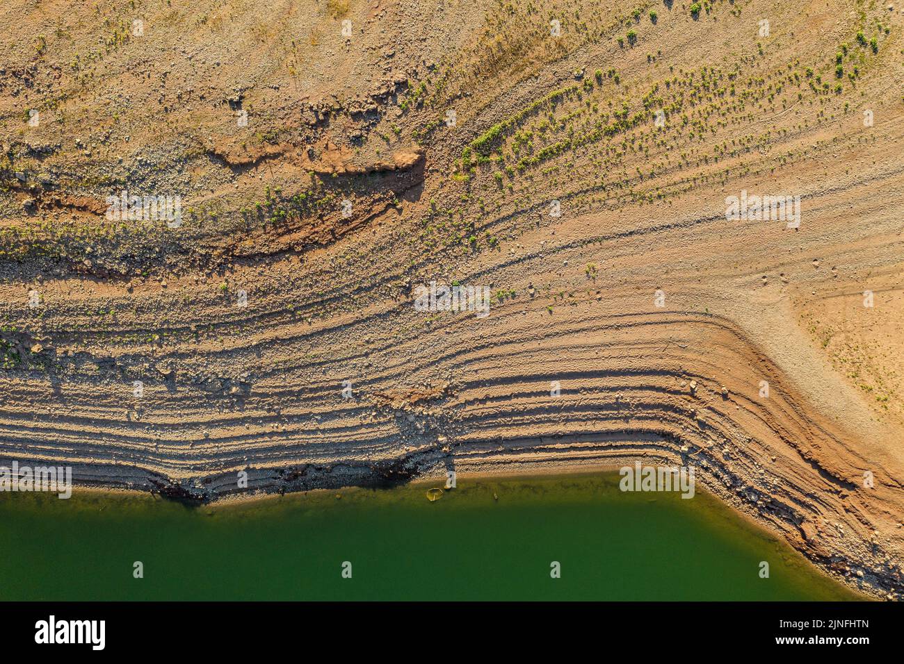 Luftaufnahme des Glockenturms von Sant Romà de Sau und des Sau-Stausees während der Sommertrockenheit von 2022 (Osona, Barcelona, Katalonien, Spanien) Stockfoto