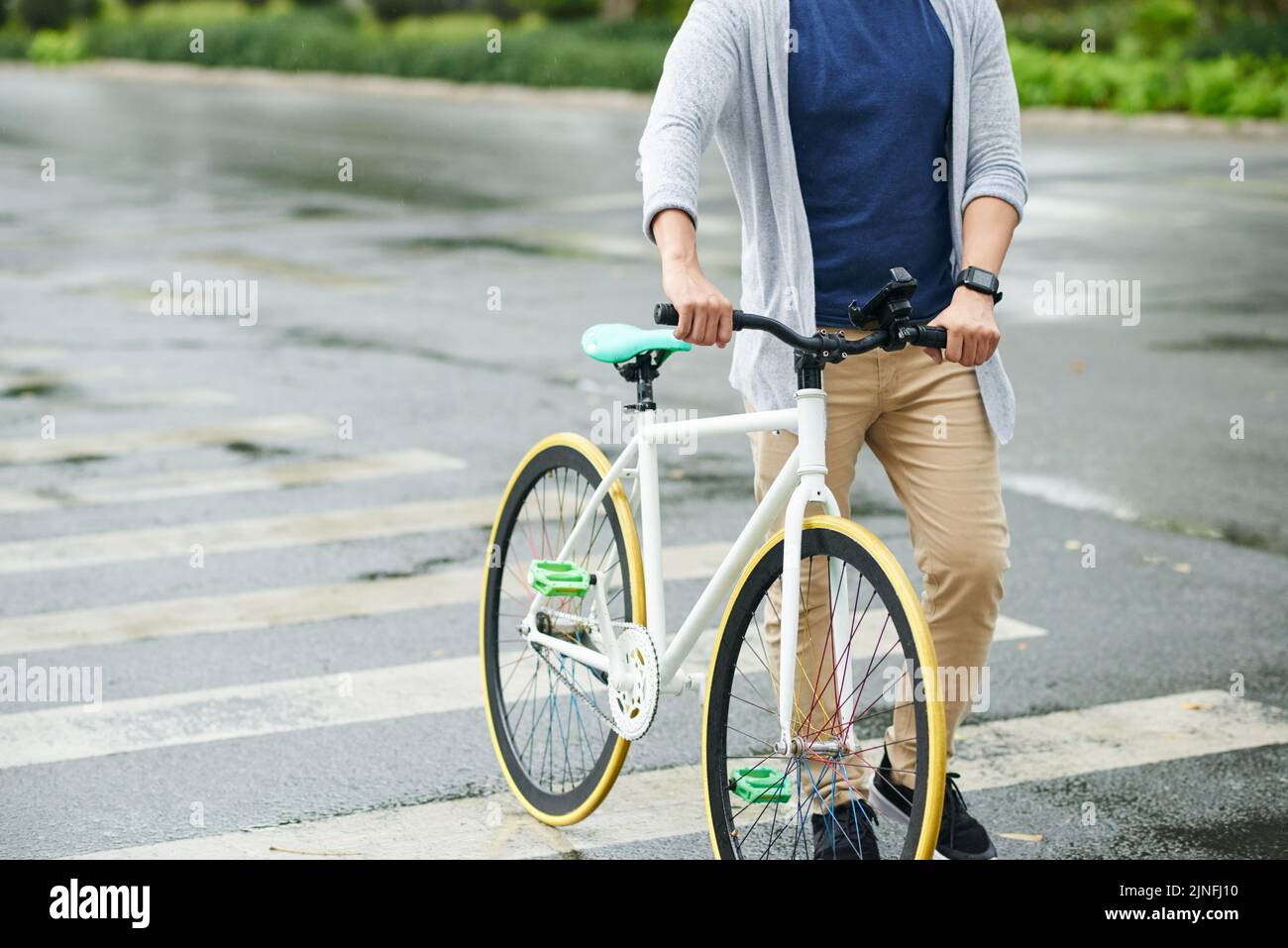 Zugeschnittenes Bild eines Mannes mit Fahrradüberfahrt Stockfoto
