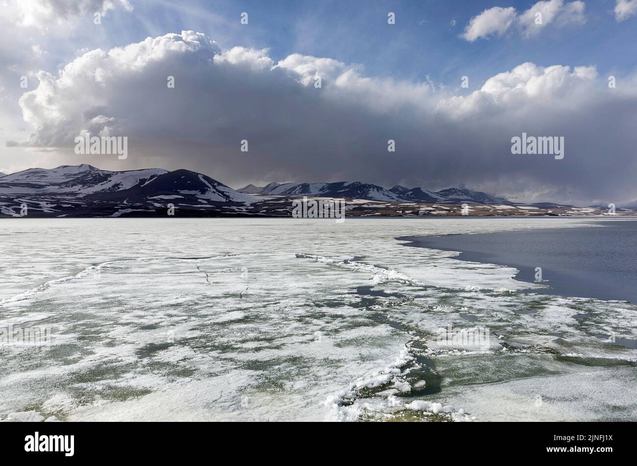 Schöner und gefrorener Paravani-See und schneebedeckte Berge im Hintergrund, Vulkanhochebene Javakheti, Georgia Stockfoto