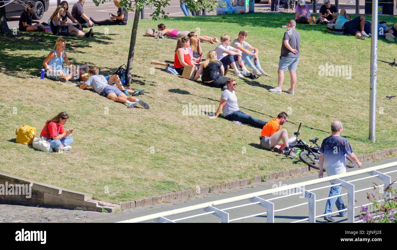 Glasgow, Schottland, Großbritannien 11.. August 2022. Wetter in Großbritannien: Der clyde-Gehweg am Fluss ist zum Picknickplatz im Stadtzentrum geworden. Bei sonnigem Wetter sahen Einheimische und Touristen im Zentrum der Stadt am George Square. Credit Gerard Ferry/Alamy Live News Stockfoto