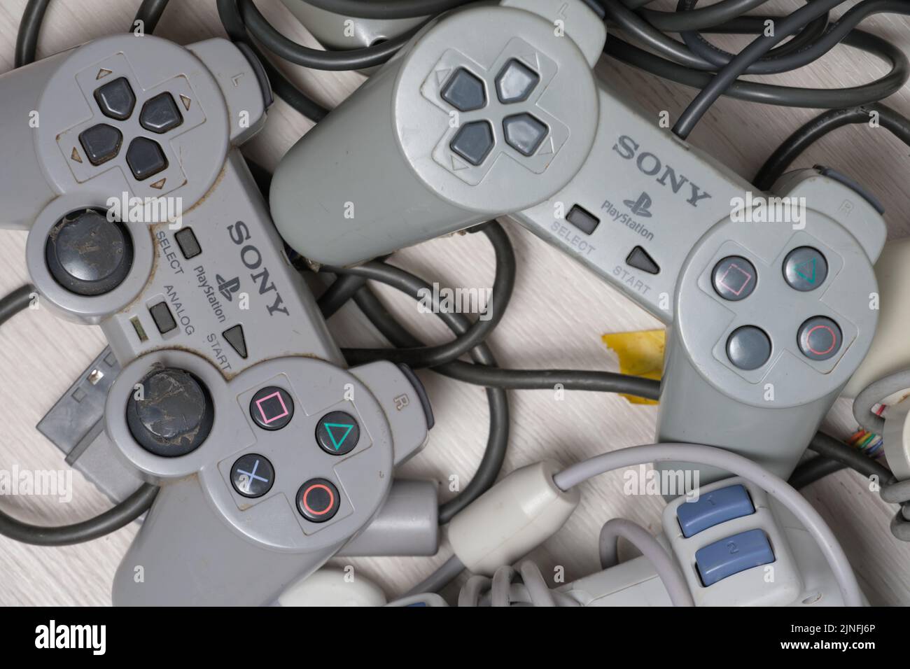 Kostanay, Kasachstan 2022. Alte Gamepads für die Sony playstation-Spielkonsole im Retro-Design Stockfoto