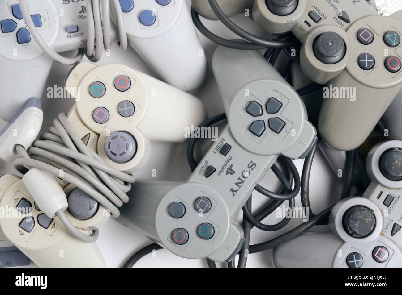 Kostanay, Kasachstan 2022. Alte Gamepads für die Sony playstation-Spielkonsole im Retro-Design Stockfoto