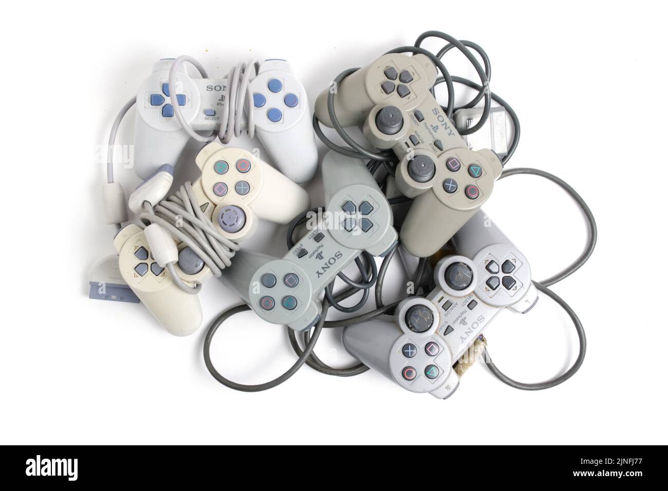 Kostanay, Kasachstan 2022. Alte Gamepads für die Sony playstation-Spielkonsole im Retro-Design Stockfoto