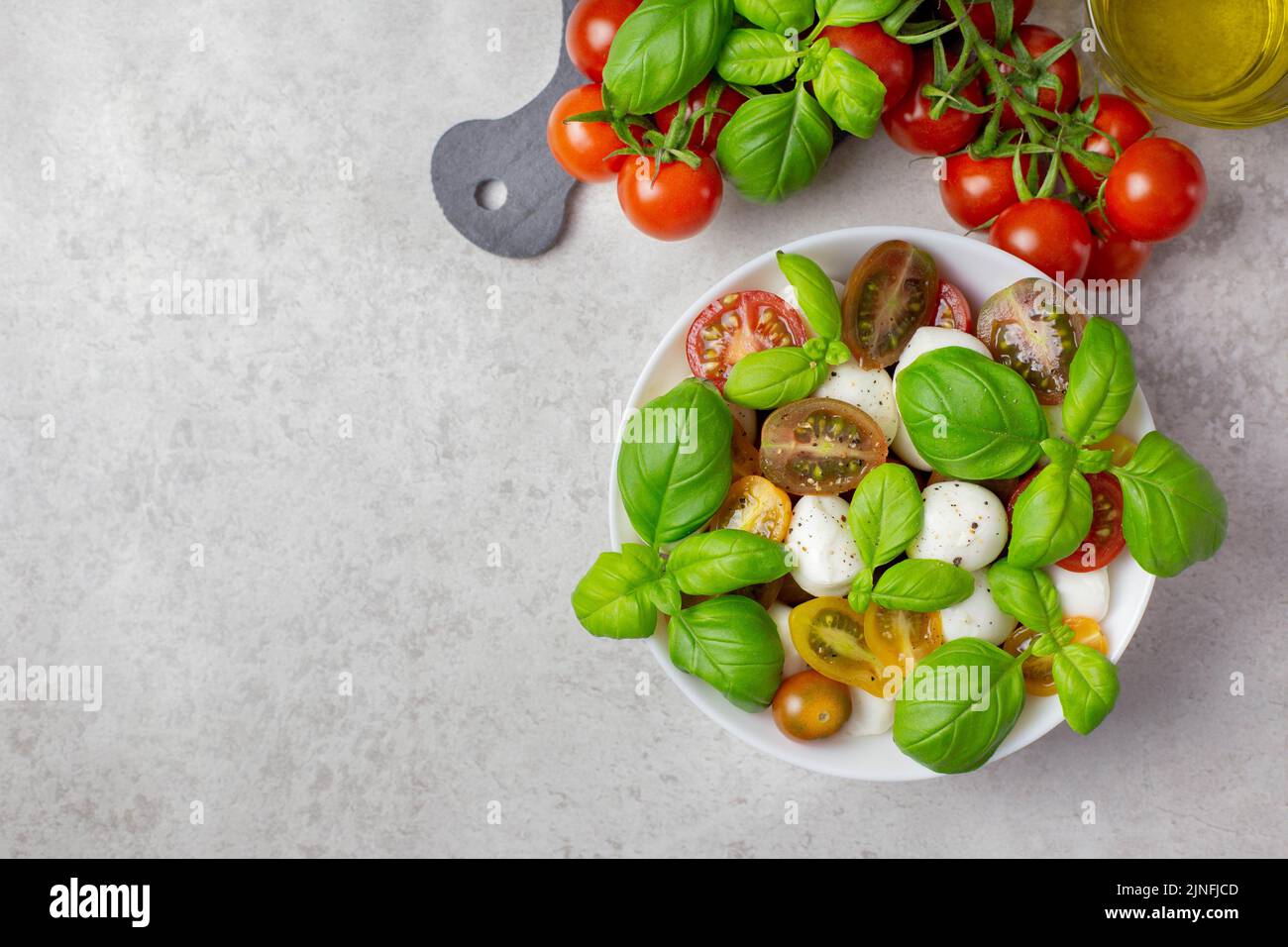 Traditioneller italienischer Caprese-Salat mit Kirschtomaten ...
