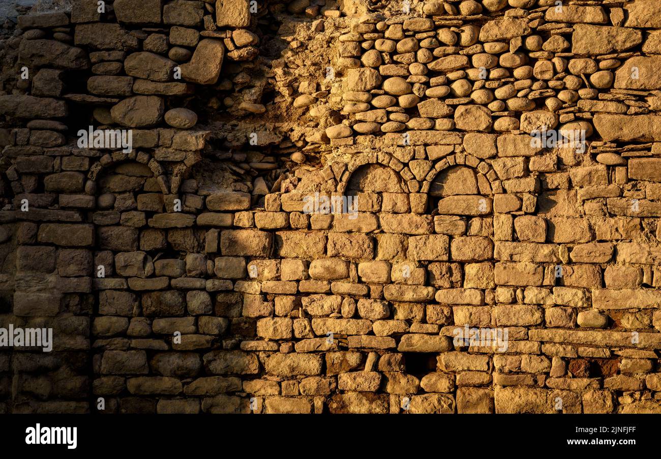 Sonnenaufgang am Glockenturm von Sant Romà de Sau und dem Stausee Sau während der Sommertrockenheit von 2022 (Osona, Barcelona, Katalonien, Spanien) Stockfoto