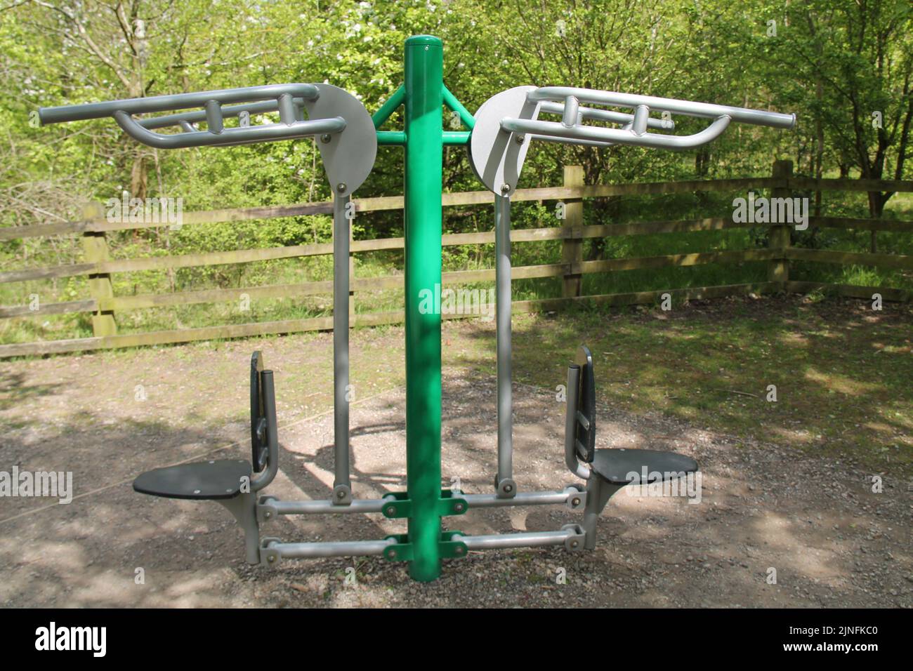 Outdoor Gym Fitness Pull Down Challenger Equipment. Stockfoto