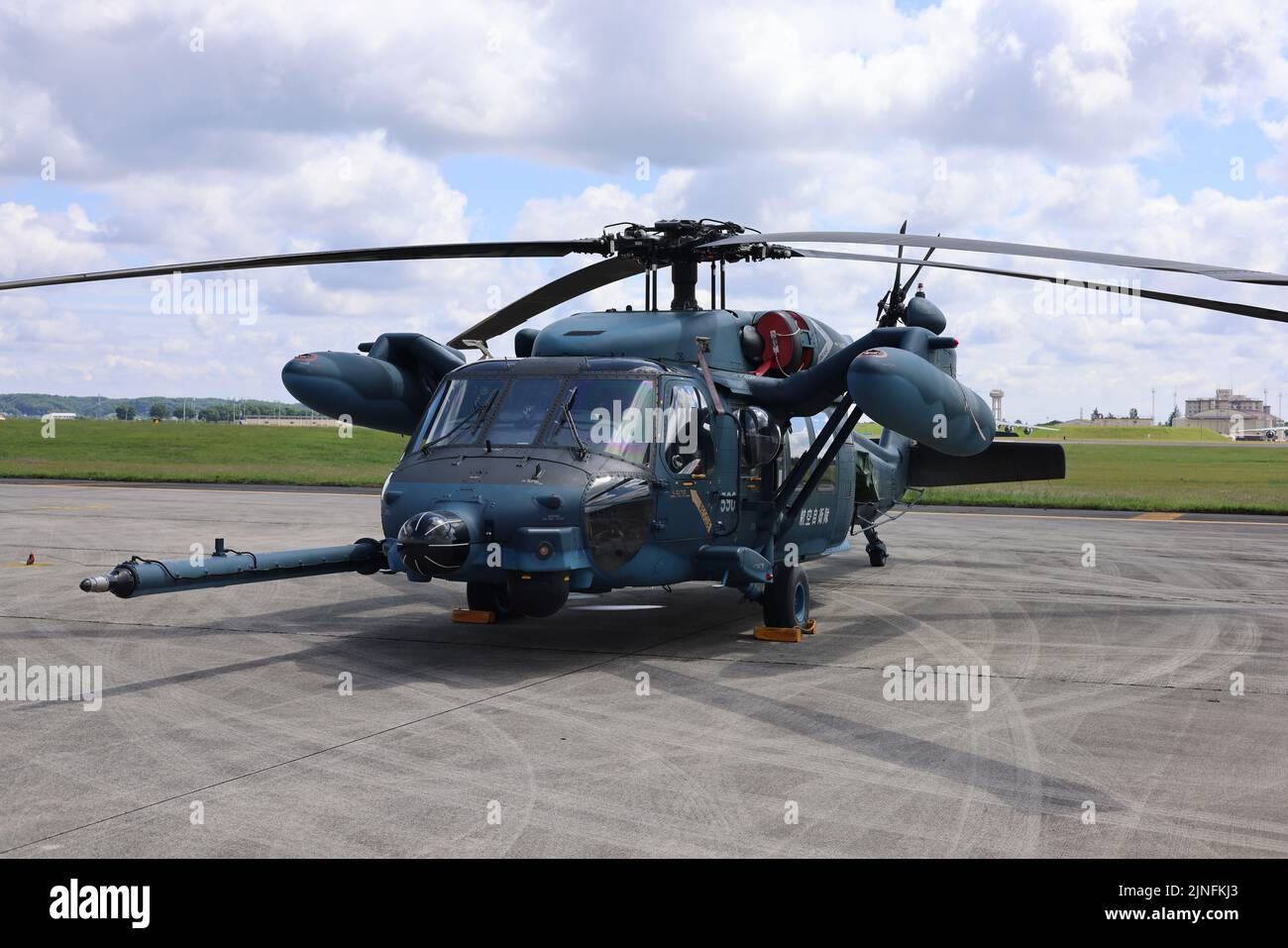 Ein Hubschrauber, der auf der Fluglinie beim Freundschaftsfest der Yokota Air Base sitzt Stockfoto