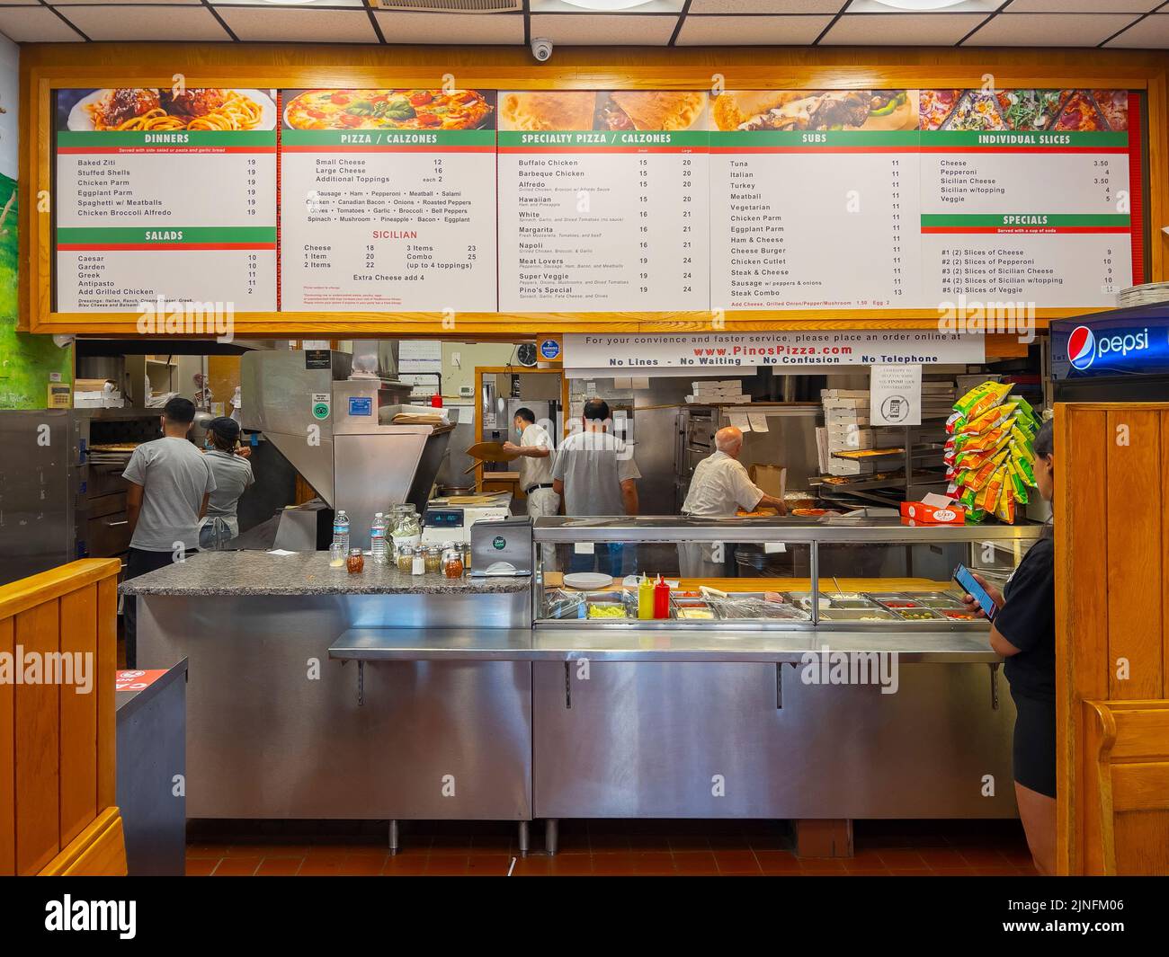 Pino's Pizza Innenansicht in der 1920 Beacon Street in Brighton, Boston, Massachusetts, USA. Stockfoto