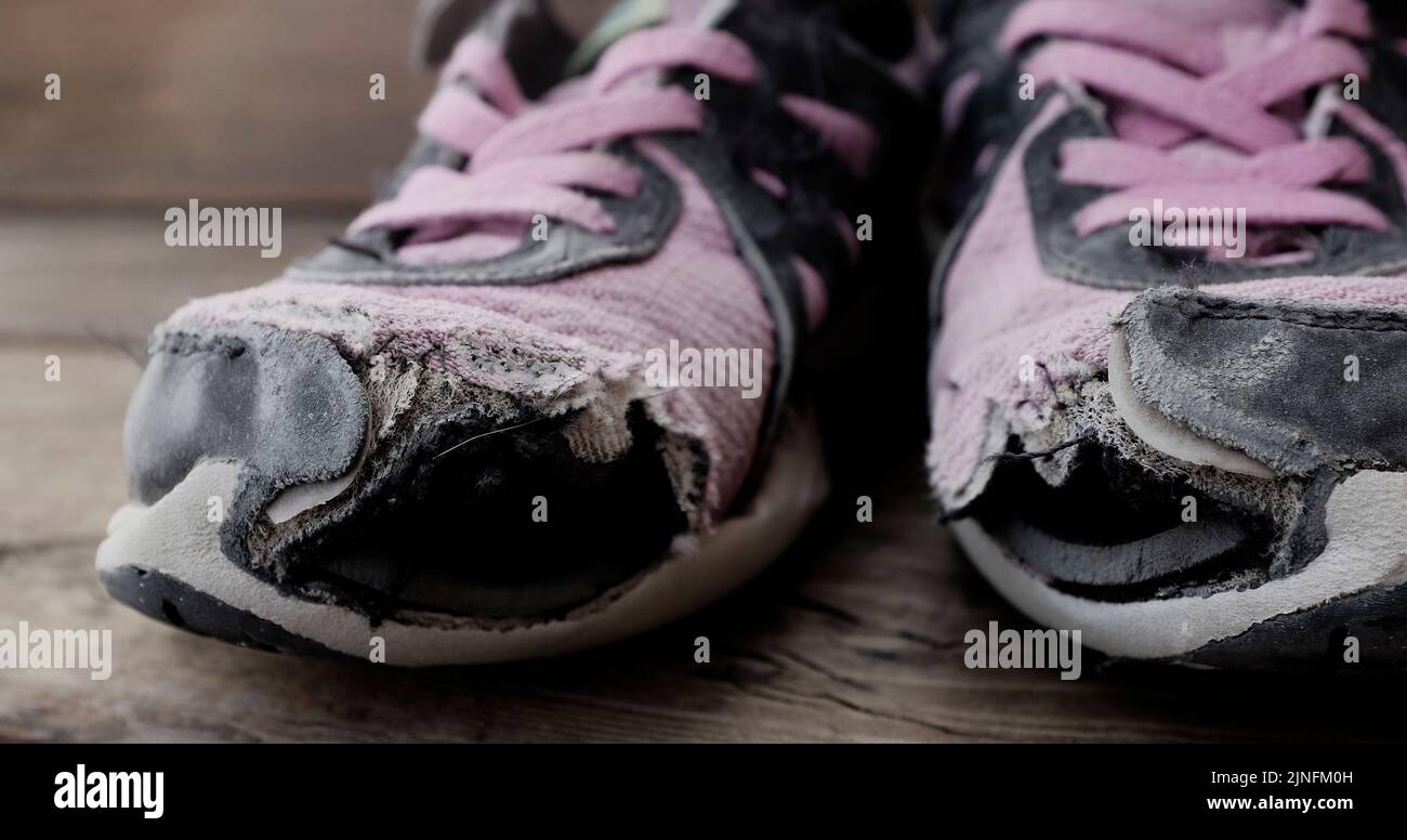 Alte Schuhe mit Löchern schäbig für Obdachlose Kleidung abgenutzt Stockfoto