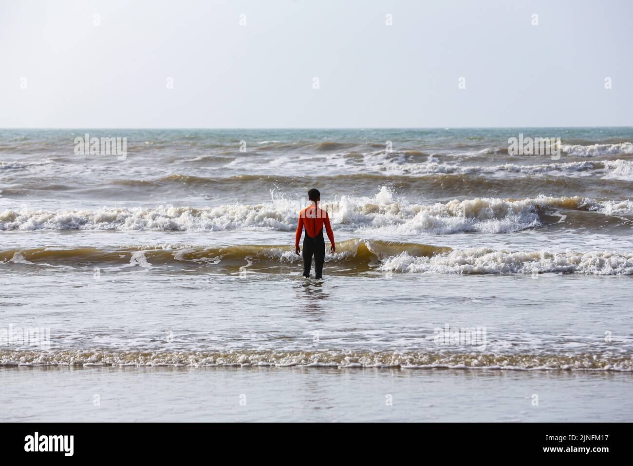 Laayoune, Marokko 30. Juli 2022 Ein SurfMann mit Wellen am Strand