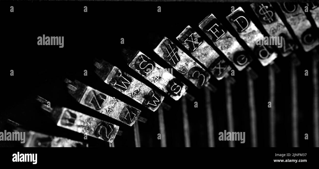 Detail Nahaufnahme von alten Schreibmaschinenschließern zum Schreiben von Kommunikation mit Symbolen schwarz und weiß Stockfoto