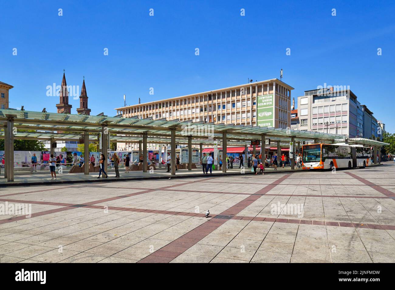 Ludwigshafen, Deutschland - August 2022: Berliner Platz mit Bus- und Straßenbahnhaltestelle der öffentlichen Verkehrsmittel Stockfoto