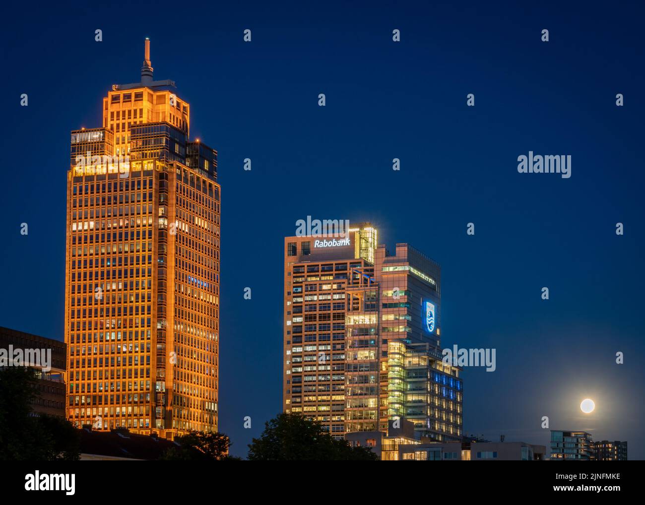 Amsterdam, Niederlande, 10.08.2022, Rembrandt und Breitner Turm, zwei berühmte Wahrzeichen von Amsterdam mit Vollmond Stockfoto