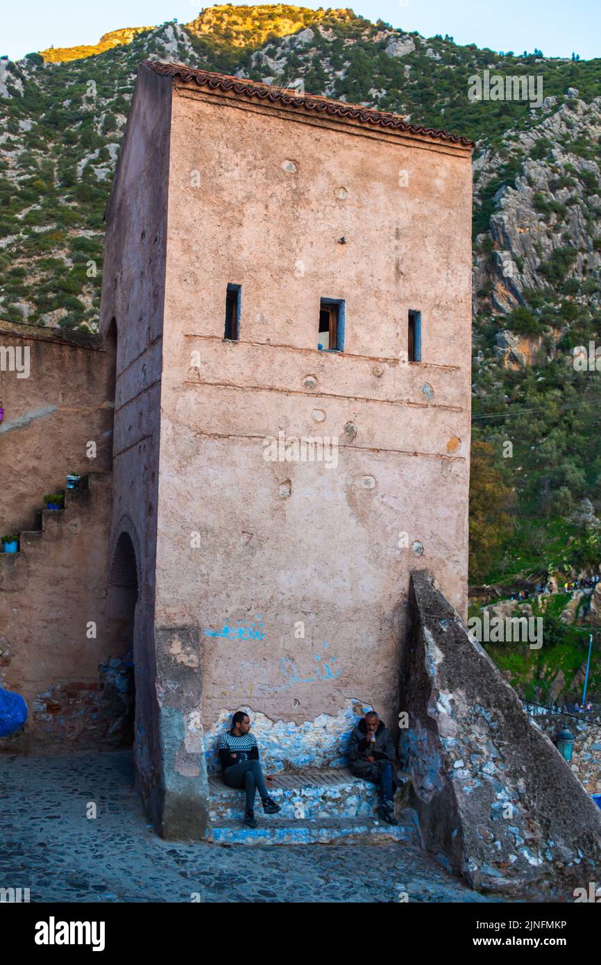Chefchaouen, Marokko - 17. Januar 2022 : Ein Turm am Rande der Stadt Chefchaouen in Marokko Stockfoto