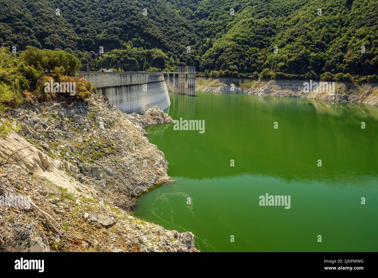 Susqueda Reservoir, in der Region Guilleries, während der Sommertrockenheit von 2022 (La Selva, Girona, Katalonien, Spanien) ESP: Embalse de Susqueda Stockfoto