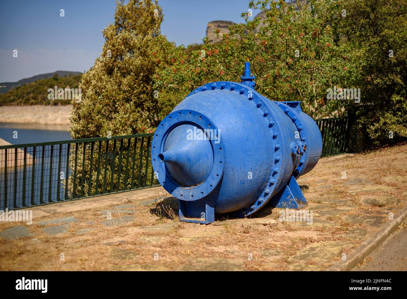 Turbine am Staudamm des Sau-Stausees, am Fluss Ter, während der Sommertrockenheit von 2022 (Osona, Barcelona, Katalonien, Spanien) Stockfoto