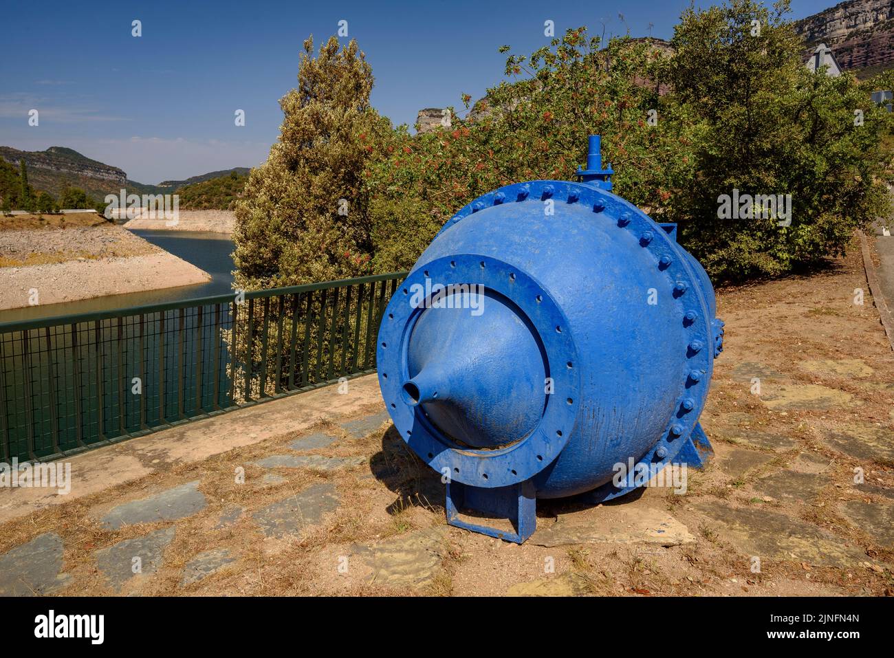 Turbine am Staudamm des Sau-Stausees, am Fluss Ter, während der Sommertrockenheit von 2022 (Osona, Barcelona, Katalonien, Spanien) Stockfoto