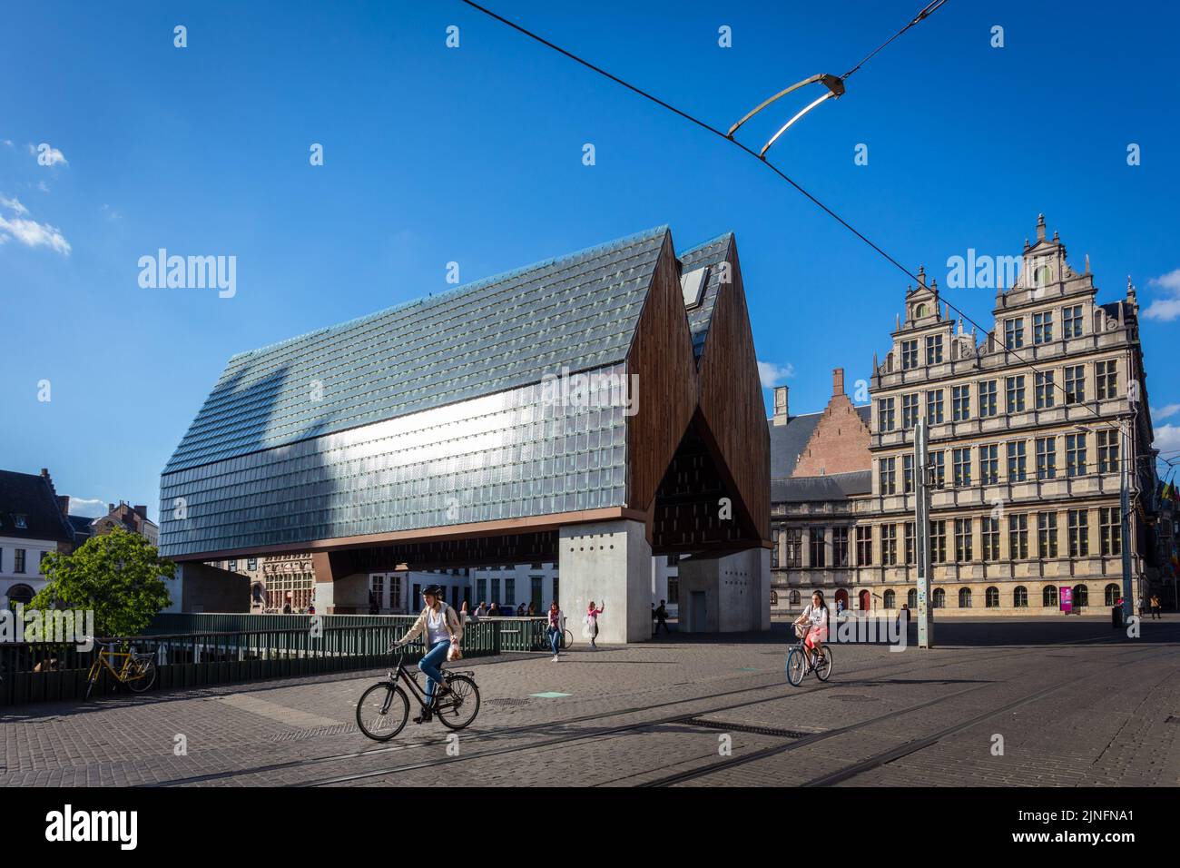 Das Stadshal ist ein modernes Rathaus, das neben dem Glockenturm in Gent gebaut wurde. Belgien. Stockfoto