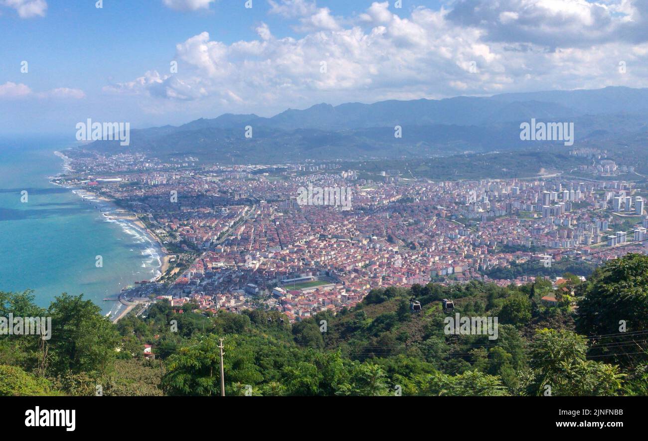 Schöne Aussicht auf die Stadt Ordu - Schwarzes Meer Resort der Türkei, mit Blick auf das Meer Verschmelzung mit Horizont. Wunderschöne weiße Wolken am blauen Himmel. Stockfoto