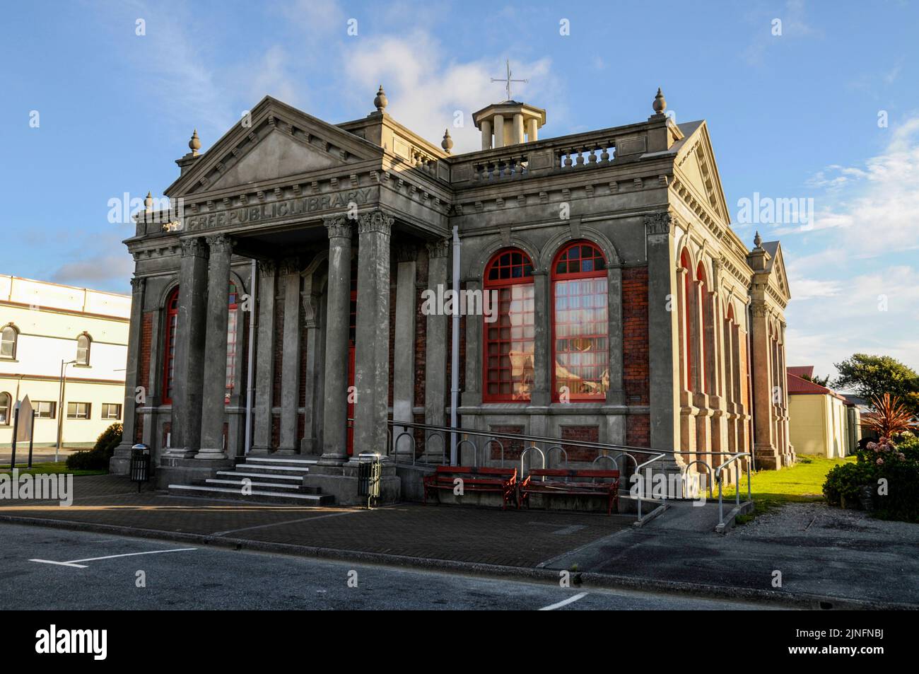 Das Hokitika Museum in der Hamilton Street, Hokitika, an der Westküste der neuseeländischen Südinsel, blickt auf die Tasmanische See. Das historische Carnegie Building Stockfoto