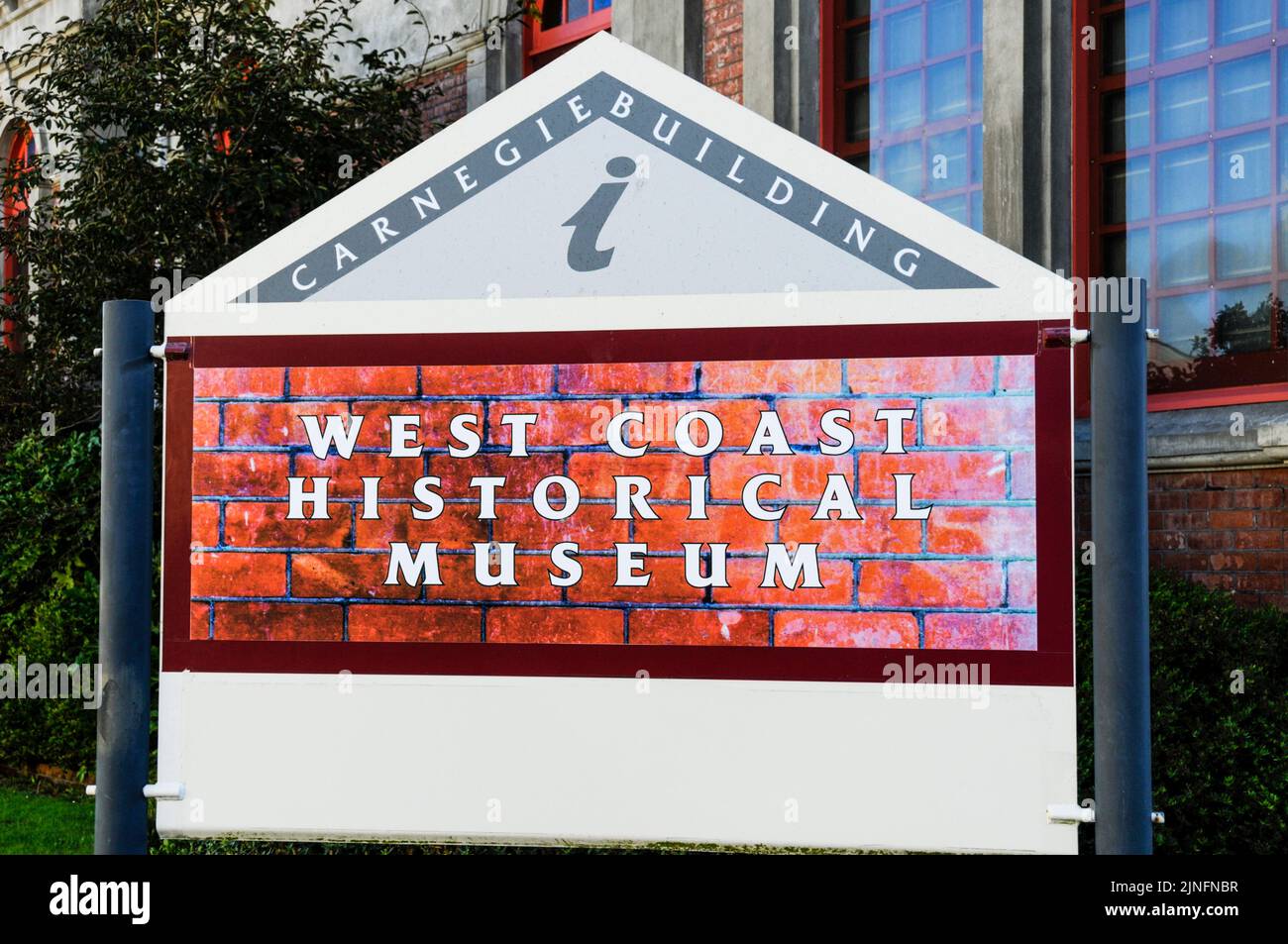 Tafel des Hokitika Museums in der Hamilton Street, Hokitika an der Westküste von South Island in Neuseeland. Das historische Carnegie Building ist Stockfoto