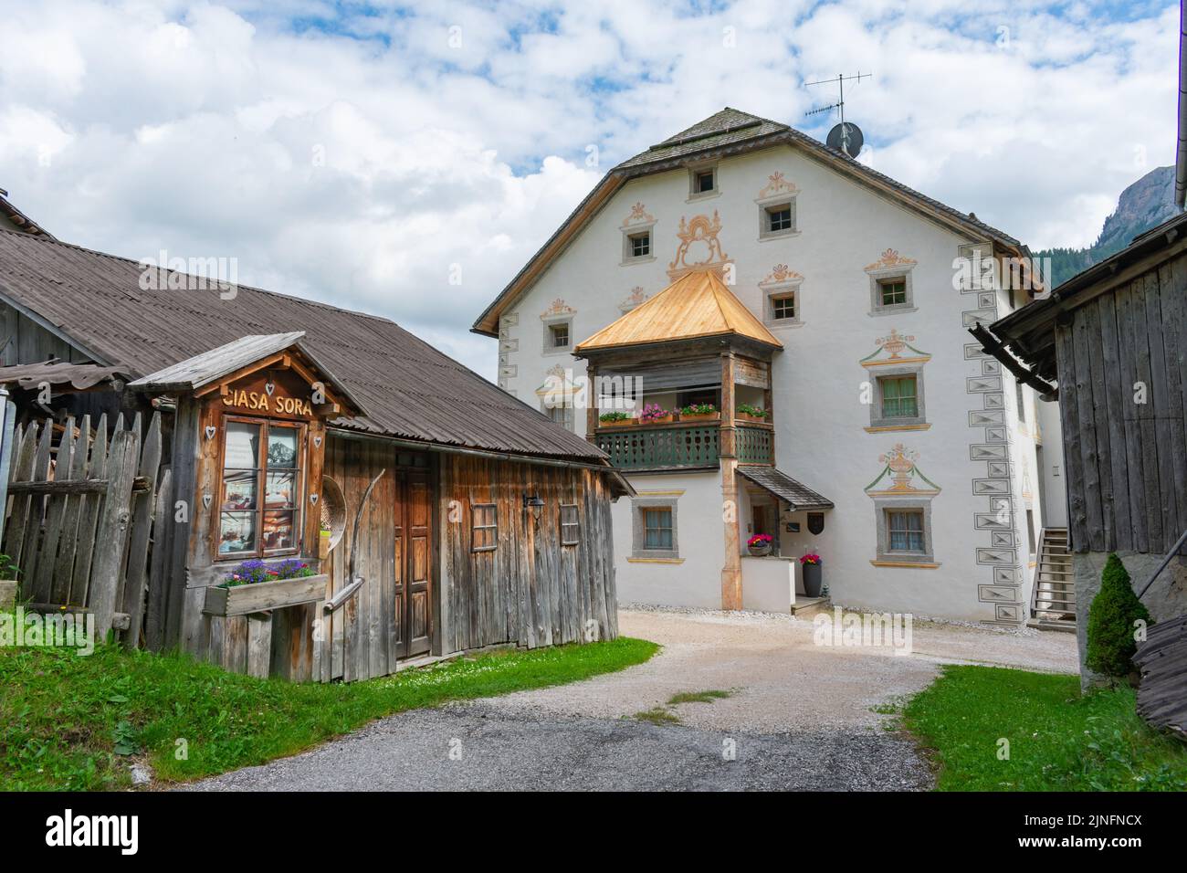 Ländliche Gebäude im Alta Badia in Italien Stockfoto