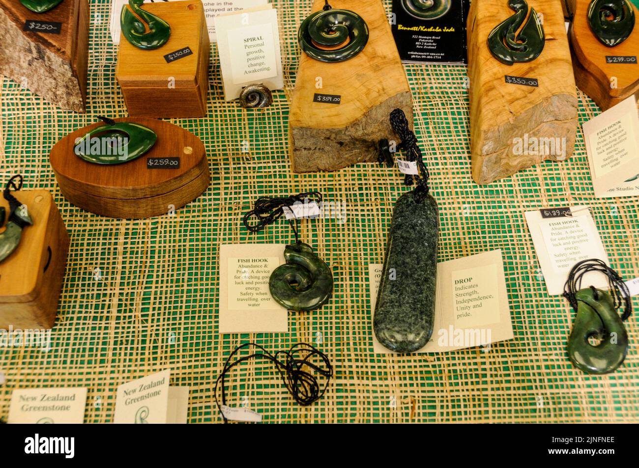 In der Küstenstadt Hokitika an der Westküste von New Ze wird ein Juweliergeschäft mit handgefertigter neuseeländischer grüner Jade, auch Pounamu genannt, angeboten Stockfoto