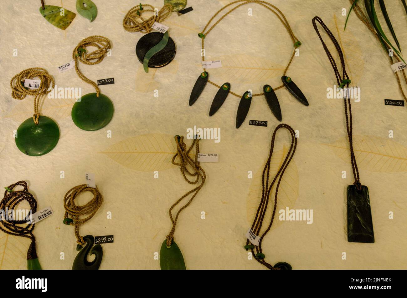 In der Küstenstadt Hokitika an der Westküste von New Ze wird ein Juweliergeschäft mit handgefertigter neuseeländischer grüner Jade, auch Pounamu genannt, angeboten Stockfoto