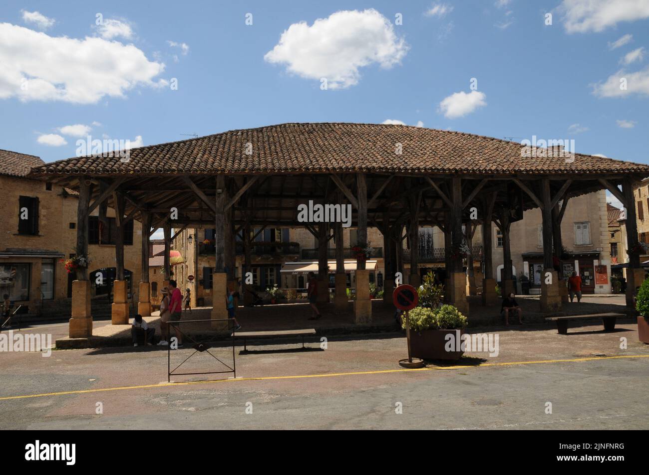 Der Marktplatz im Perigord Noir Dorf Belvès. Die Märkte finden jeden Samstag statt. Ungewöhnlich ist, dass es unter dem Markt alte Wohnungen gibt. Stockfoto